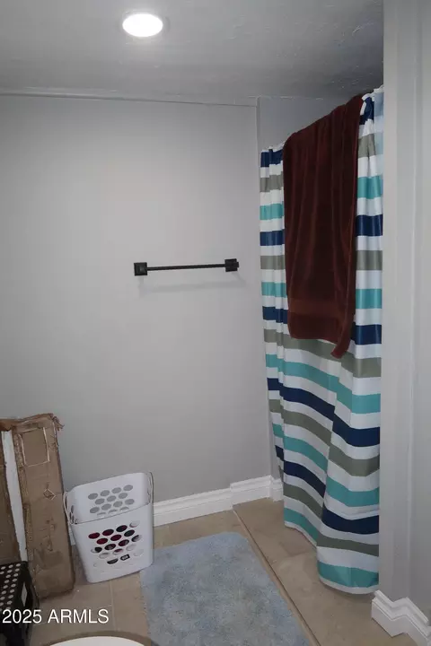 Bath - 807 E Cocopah St, Phoenix, AZ 85034 photo 3 of 3