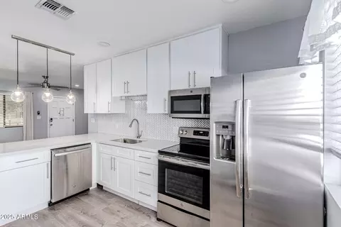 Kitchen - 749 E Montebello Ave #230, Phoenix, AZ 85014 photo 2 of 6