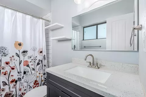 Bath - 749 E Montebello Ave #230, Phoenix, AZ 85014 photo 2 of 2
