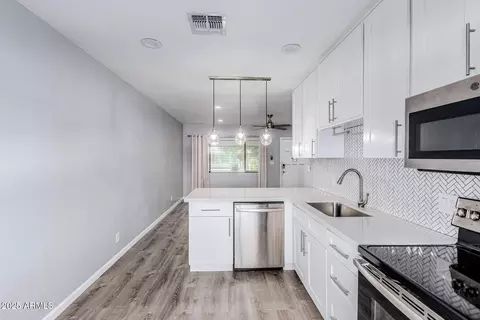 Kitchen - 749 E Montebello Ave #230, Phoenix, AZ 85014 photo 3 of 6