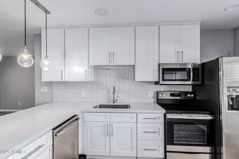 Kitchen - 749 E Montebello Ave #230, Phoenix, AZ 85014 photo 4 of 6