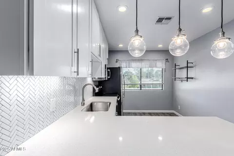 Kitchen - 749 E Montebello Ave #230, Phoenix, AZ 85014 photo 5 of 6