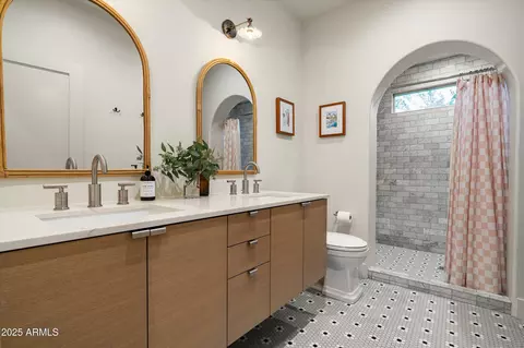 Bath - 30 W Pasadena Ave, Phoenix, AZ 85013 photo 3 of 3