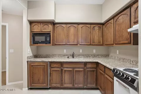 Kitchen - 1748 E Queen Palm Dr, Gilbert, AZ 85234 photo 3 of 4