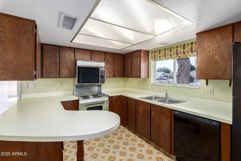 Kitchen - 2164 W Eugie Ave, Phoenix, AZ 85029 photo 2 of 2