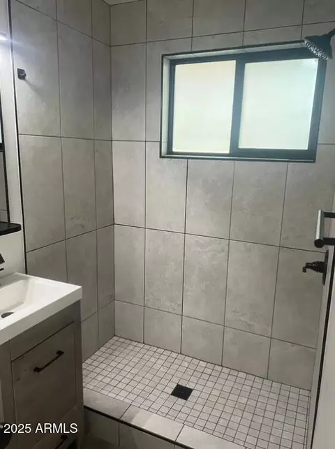 Bath - 3330 N 18th St, Phoenix, AZ 85016 photo 2 of 2