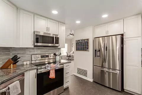 Kitchen - 3221 E Briarwood Ter, Phoenix, AZ 85048 photo 4 of 5