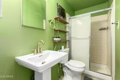 Bath - 6281 W Wolf St, Phoenix, AZ 85033 photo 1 of 2