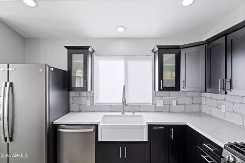 Kitchen - 2833 E Renee Dr, Phoenix, AZ 85050 photo 5 of 7
