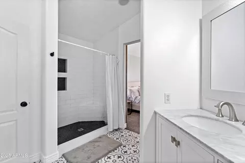 Bath - 2833 E Renee Dr, Phoenix, AZ 85050 photo 2 of 4
