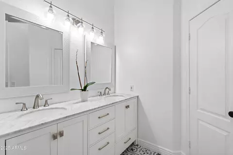 Bath - 2833 E Renee Dr, Phoenix, AZ 85050 photo 1 of 4