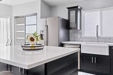 Kitchen - 2833 E Renee Dr, Phoenix, AZ 85050 photo 6 of 7