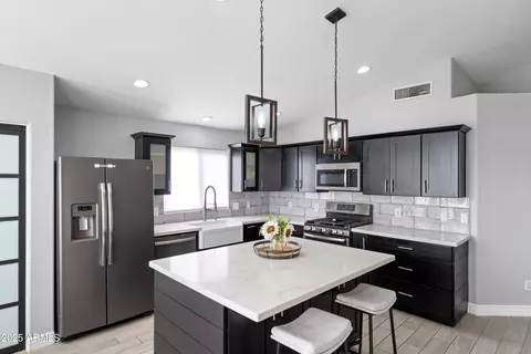 Kitchen - 2833 E Renee Dr, Phoenix, AZ 85050 photo 4 of 7