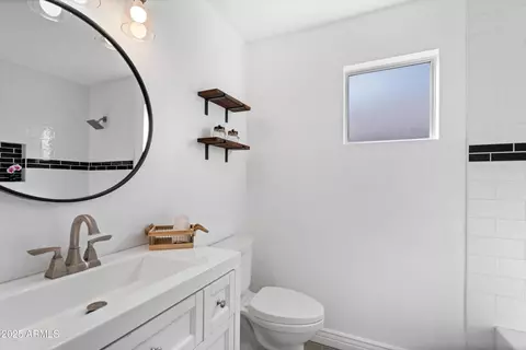 Bath - 2833 E Renee Dr, Phoenix, AZ 85050 photo 4 of 4