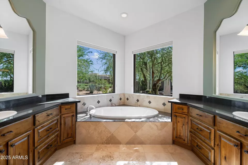 Bath - 8300 E Dixileta Dr #235, Scottsdale, AZ 85266 photo 1 of 6