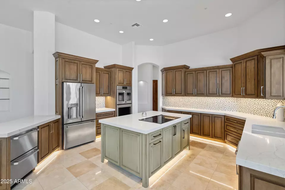 Kitchen - 8300 E Dixileta Dr #235, Scottsdale, AZ 85266 photo 3 of 10