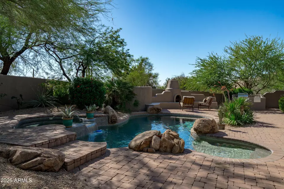 Exterior - 8300 E Dixileta Dr #235, Scottsdale, AZ 85266 photo 21 of 23