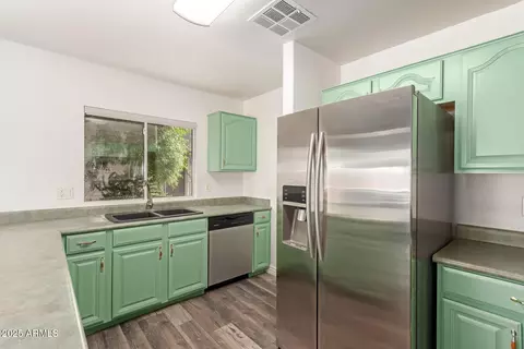 Kitchen - 1226 E Wahalla Ln, Phoenix, AZ 85024 photo 4 of 5