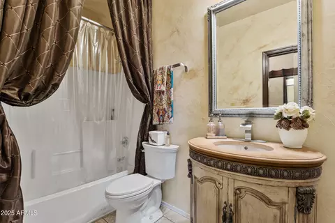 Bath - 764 E Irma Ln, Phoenix, AZ 85024 photo 1 of 3