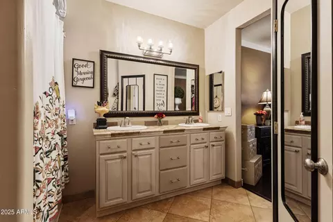 Bath - 764 E Irma Ln, Phoenix, AZ 85024 photo 2 of 3