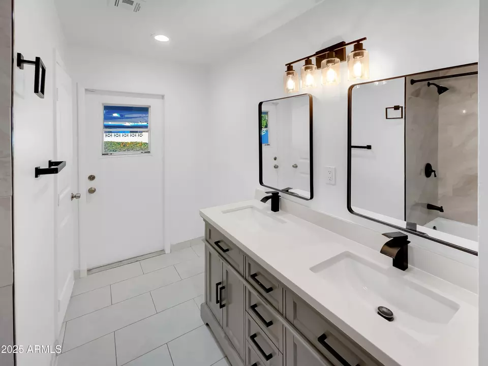 Bath - 8414 E Orange Blossom Ln, Scottsdale, AZ 85250 photo 1 of 2