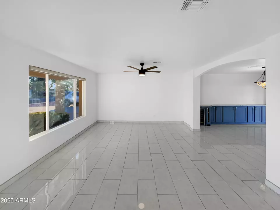 Living - 8414 E Orange Blossom Ln, Scottsdale, AZ 85250 photo 2 of 3