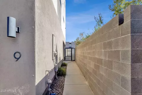 Entry Way - 2727 E Thomas Rd #9, Phoenix, AZ 85016 photo 1 of 6