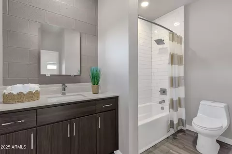 Bath - 2727 E Thomas Rd #9, Phoenix, AZ 85016 photo 3 of 5