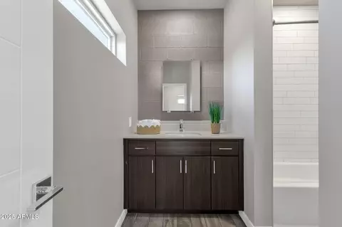 Bath - 2727 E Thomas Rd #9, Phoenix, AZ 85016 photo 2 of 5