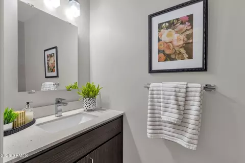 Bath - 2727 E Thomas Rd #9, Phoenix, AZ 85016 photo 1 of 5