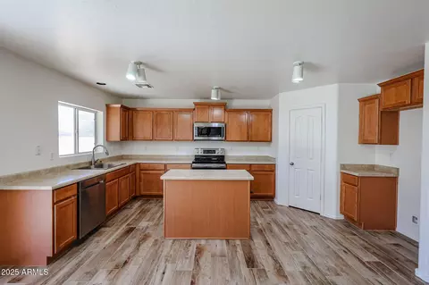 Kitchen - 11627 W Hackbarth Dr, Youngtown, AZ 85363 photo 3 of 4