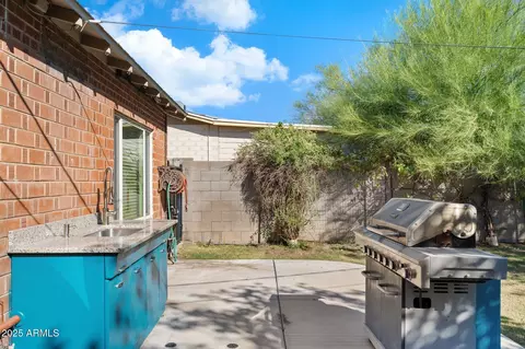 Exterior - 5709 N 16th St, Phoenix, AZ 85016 photo 5 of 9