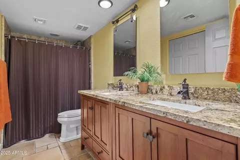 Bath - 207 W Pershing Ave, Phoenix, AZ 85029 photo 3 of 3