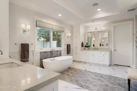 Bath - 5414 E Lafayette Blvd, Phoenix, AZ 85018 photo 1 of 8