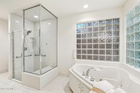 Bath - 3330 E Glenrosa Ave, Phoenix, AZ 85018 photo 4 of 4