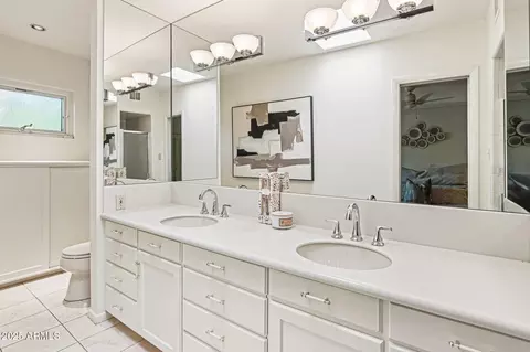 Bath - 3330 E Glenrosa Ave, Phoenix, AZ 85018 photo 1 of 4