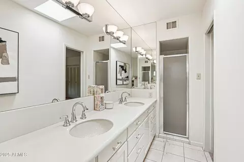 Bath - 3330 E Glenrosa Ave, Phoenix, AZ 85018 photo 2 of 4