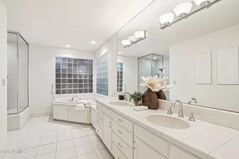 Bath - 3330 E Glenrosa Ave, Phoenix, AZ 85018 photo 3 of 4