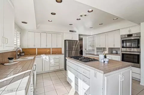 Kitchen - 3330 E Glenrosa Ave, Phoenix, AZ 85018 photo 3 of 4