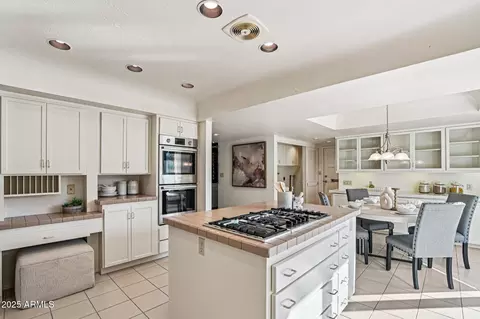 Kitchen - 3330 E Glenrosa Ave, Phoenix, AZ 85018 photo 4 of 4
