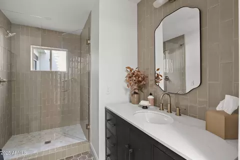 Bath - 4646 E Shadow Rock Rd, Phoenix, AZ 85028 photo 3 of 9