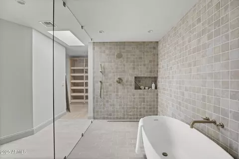 Bath - 4646 E Shadow Rock Rd, Phoenix, AZ 85028 photo 8 of 9