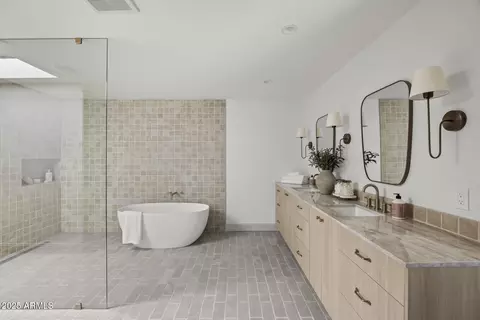 Bath - 4646 E Shadow Rock Rd, Phoenix, AZ 85028 photo 1 of 9