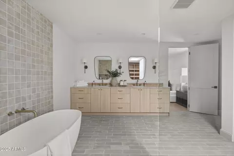 Bath - 4646 E Shadow Rock Rd, Phoenix, AZ 85028 photo 9 of 9