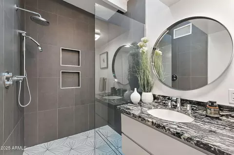 Bath - 5809 N 10th Pl, Phoenix, AZ 85014 photo 6 of 6