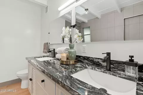 Bath - 5809 N 10th Pl, Phoenix, AZ 85014 photo 1 of 6