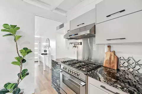 Kitchen - 5809 N 10th Pl, Phoenix, AZ 85014 photo 7 of 8