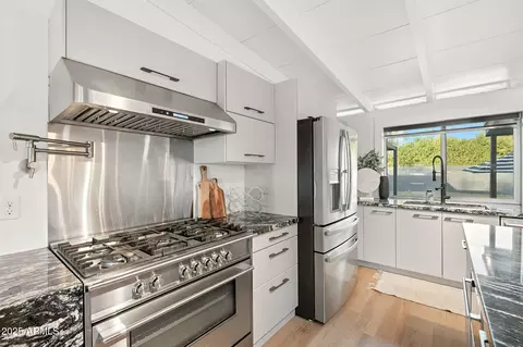 Kitchen - 5809 N 10th Pl, Phoenix, AZ 85014 photo 5 of 8