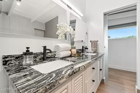 Bath - 5809 N 10th Pl, Phoenix, AZ 85014 photo 4 of 6