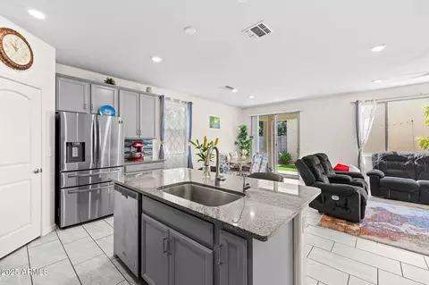 Kitchen - 77 E Constitution Dr, Gilbert, AZ 85296 photo 4 of 5